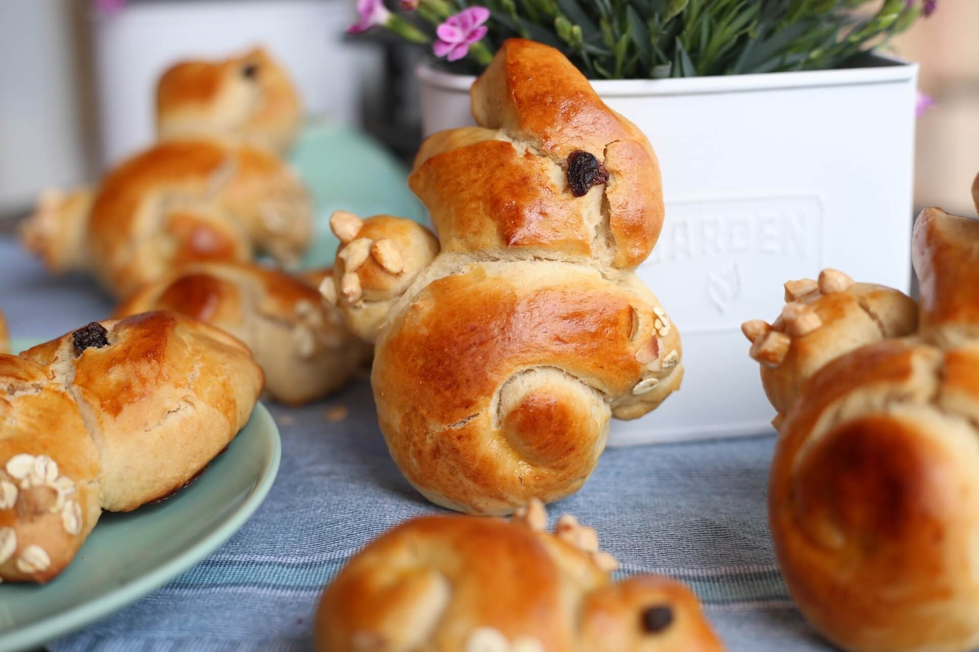 Osterhase aus Hefeteig mit Vanille und Milch - Osterrezepte