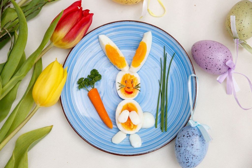 Osterhase aus gekochtem Ei zum Osterfrühstück