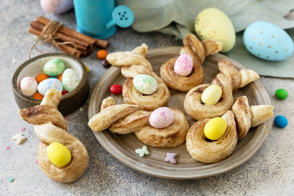 Osterhasen aus Hefeteig mit Zimt backen