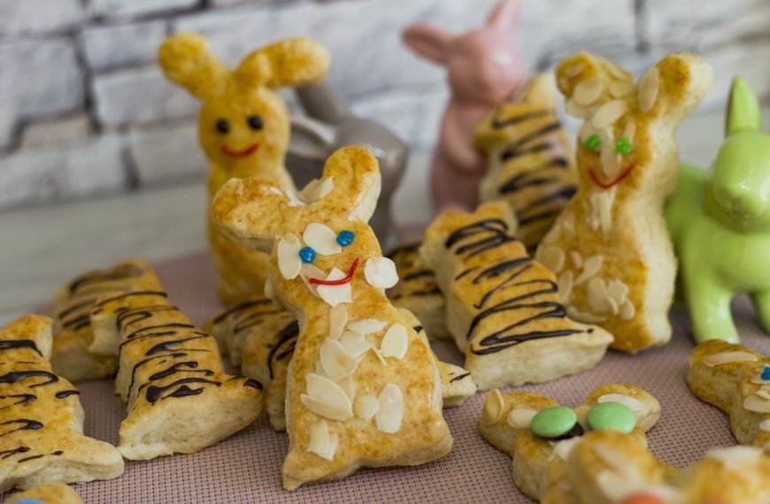 Osterhasen aus Quark-Öl Teig mit Mandeln und Schokolade
