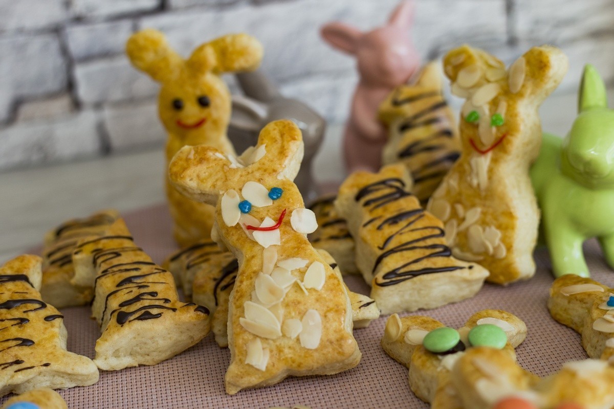 Osterhasen aus Quark-Öl Teig mit Mandeln und Schokolade