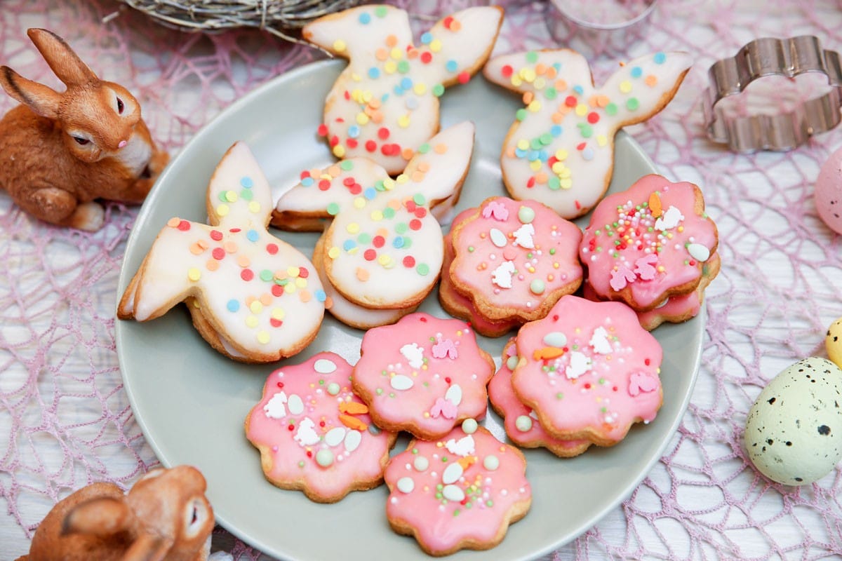 Osterkekse Hasen und Blumen mit Zuckerglasur