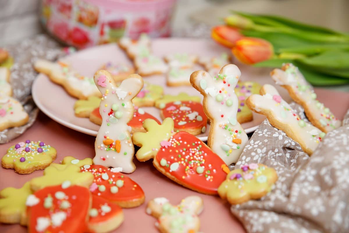 Osterkekse Hasen und Karotten mit bunten Streuseln