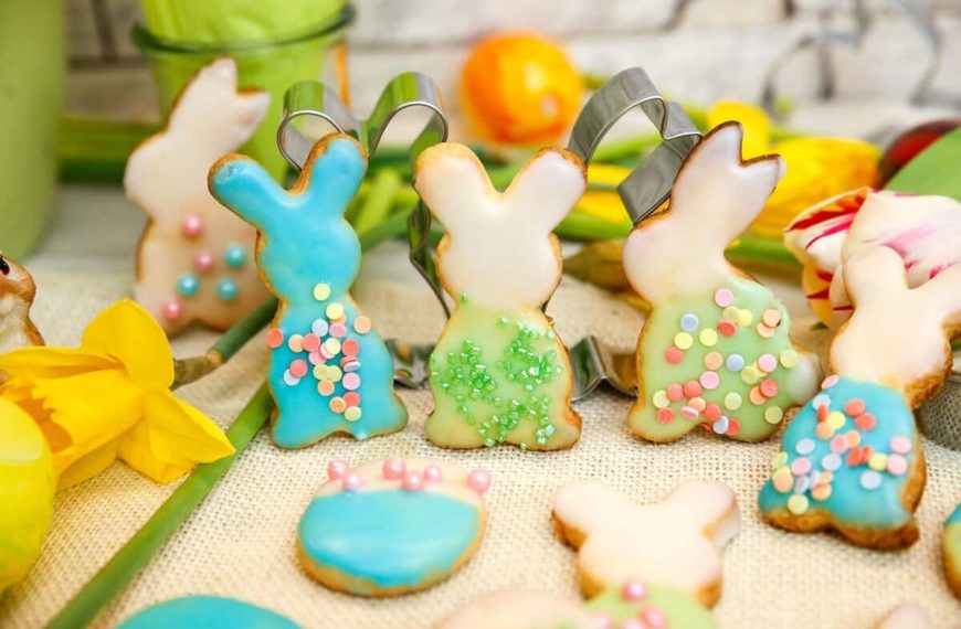 Osterkekse mit Zuckerglasur und Streuseln – Backen zu Ostern