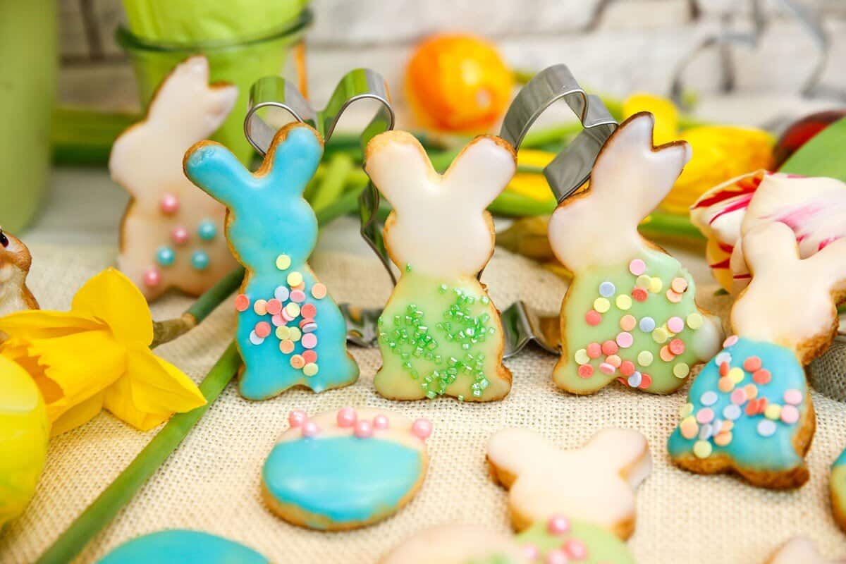 Osterkekse mit Zuckerglasur und Streuseln - Backen zu Ostern