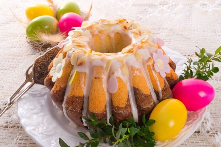 Osterkuchen aus Hefeteig mit Kakao, Mandeln und Zuckerglasur