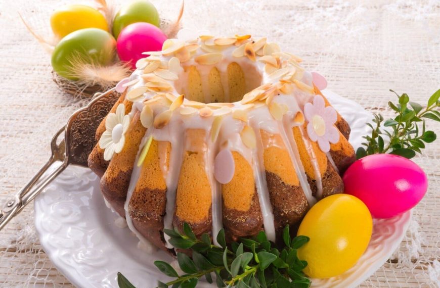 Osterkuchen aus Hefeteig mit Kakao, Mandeln und Zuckerglasur