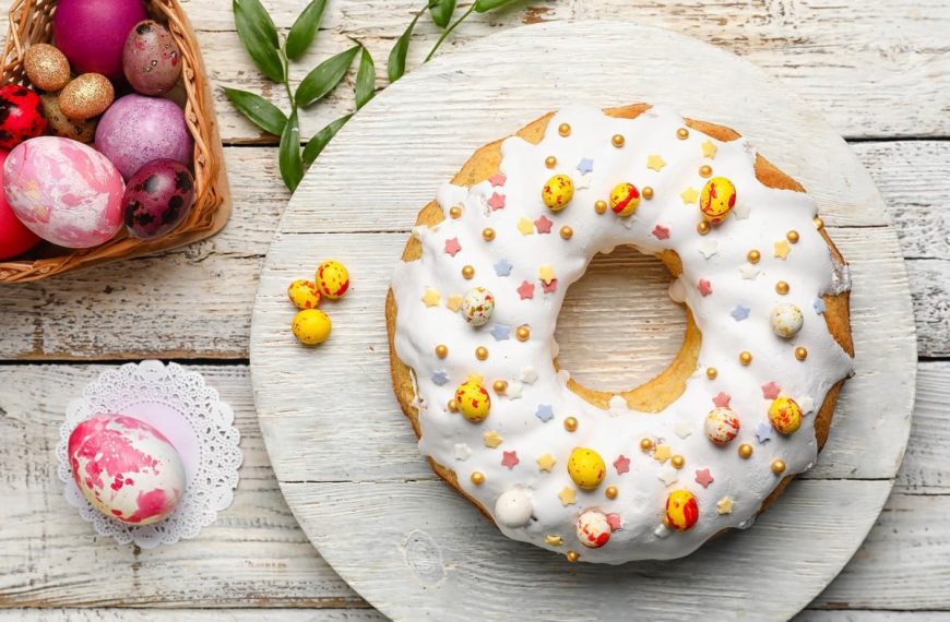 Osterkuchen mit Eierlikör und Zuckerglasur