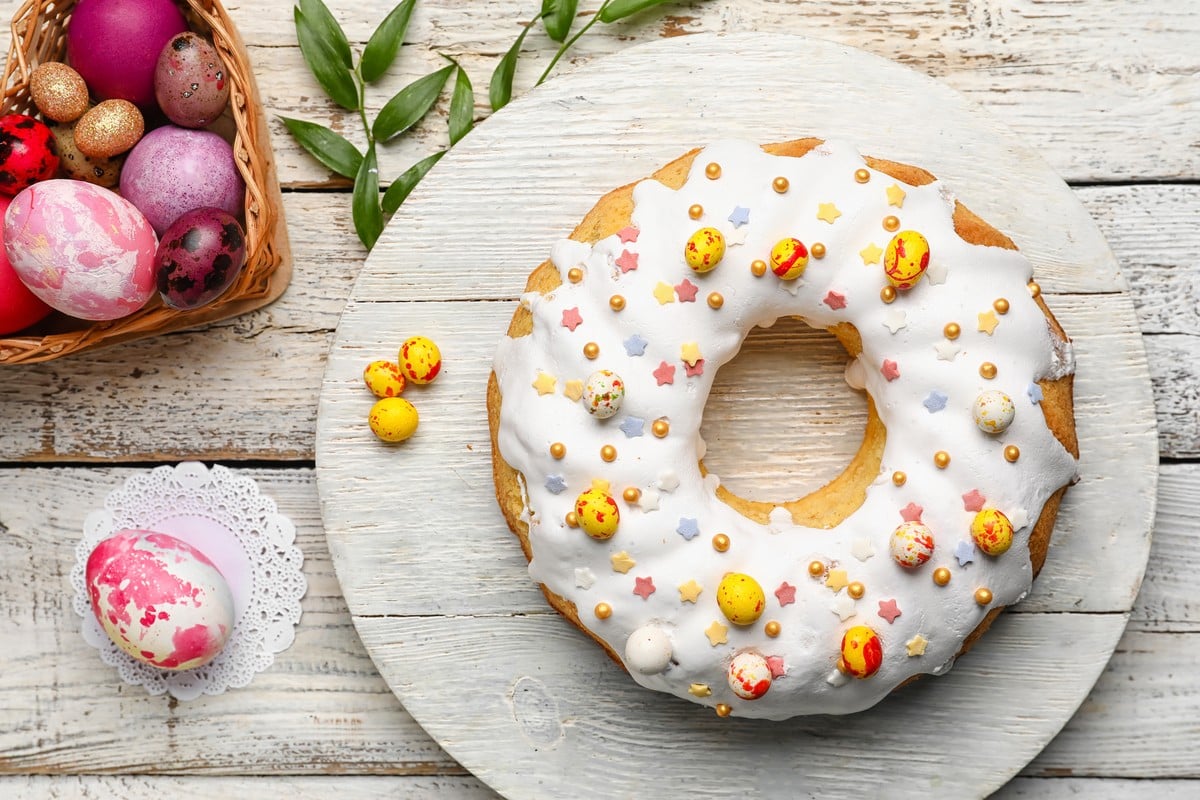 Osterkuchen mit Eierlikör und Zuckerglasur