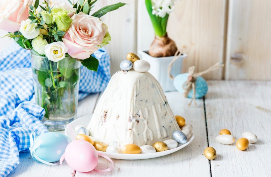 Osterkuchen mit Quark, weißer Schokolade und Rosinen