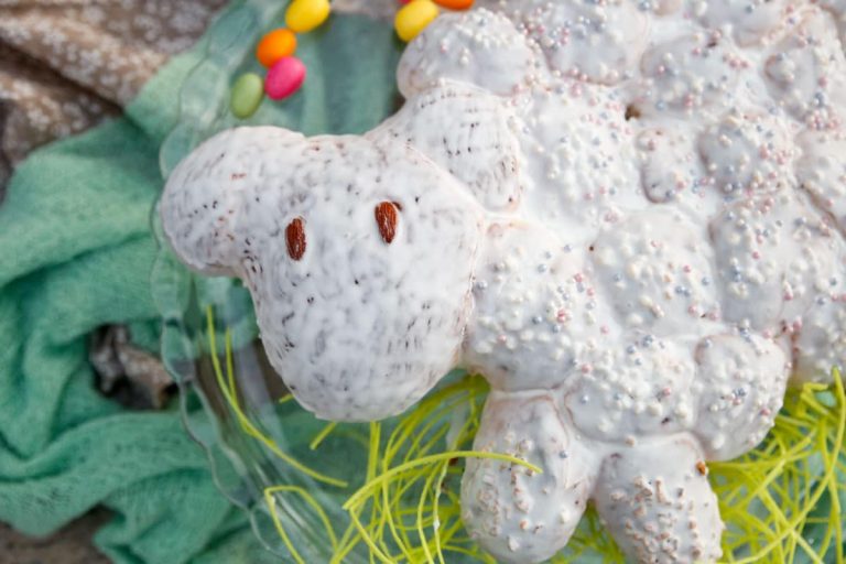Osterkuchen aus Hefeteig mit Kakao, Mandeln und Zuckerglasur