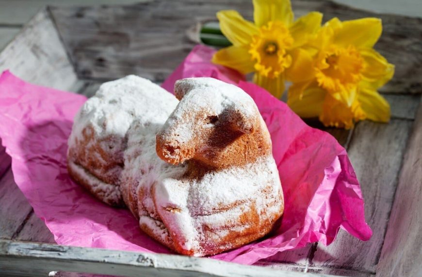 Osterlamm mit Milch und Vanille für Osterfrühstück