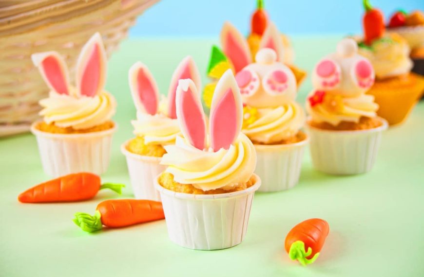 Ostermuffins mit Eierlikör, Frischkäsefrosting und Fondant