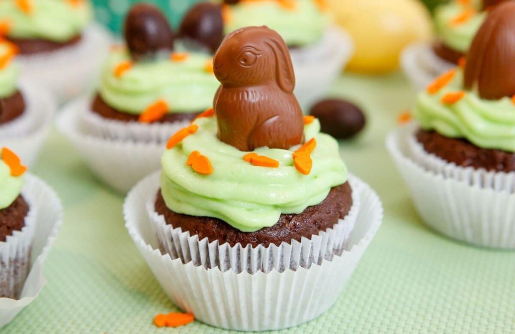 Ostermuffins mit Schokolade und Frischkäse Frosting