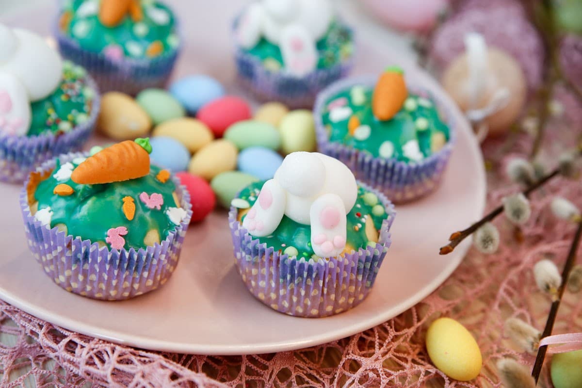 Ostermuffins mit Zitrone und Zuckerglasur