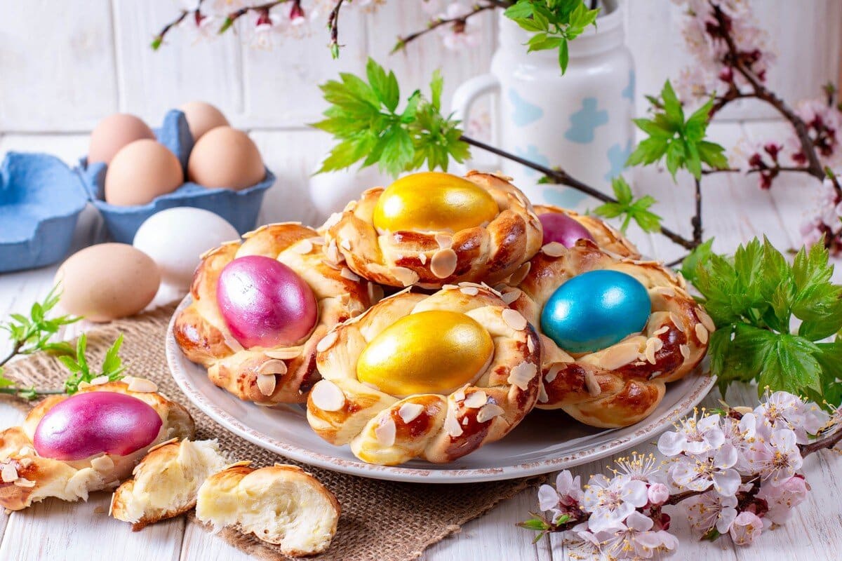 Osternester aus Hefeteig – Ostergebäck mit bunten Eiern