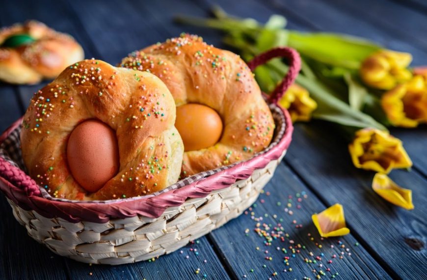 Osternester mit Streuseln und bunten Ostereiern