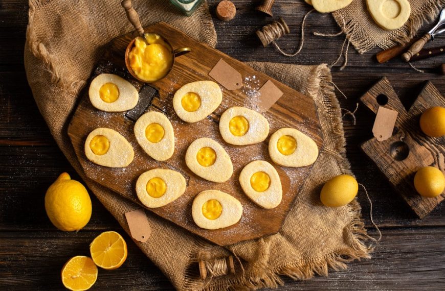 Osterplätzchen mit Lemon Curd, Zuckerguss und Zitronencreme