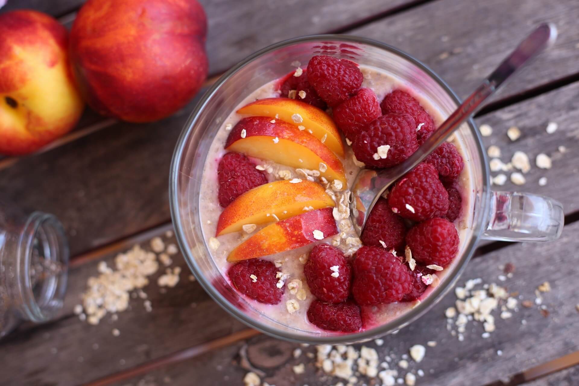 Overnight Oats mit Himbeeren und Nektarine