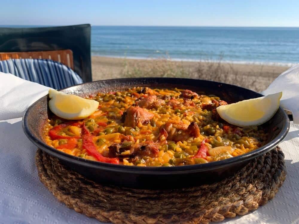 Paella Pfanne mit Hähnchen und Kaninchen