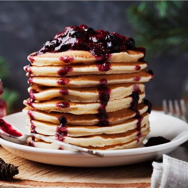Pancakes aus Buttermilch und Öl mit Beerenmarmelade