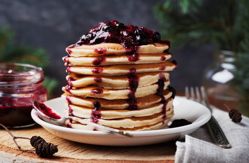 Pancakes aus Buttermilch und Öl mit Beerenmarmelade