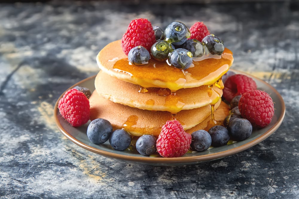 Pancakes aus Reismehl backen | Zarte Pfannkuchen mit Honig und Beeren