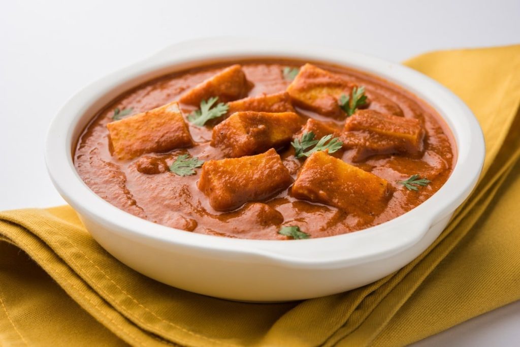 Paneer Butter Masala – vegetarisches Gericht mit Käse und Tomaten