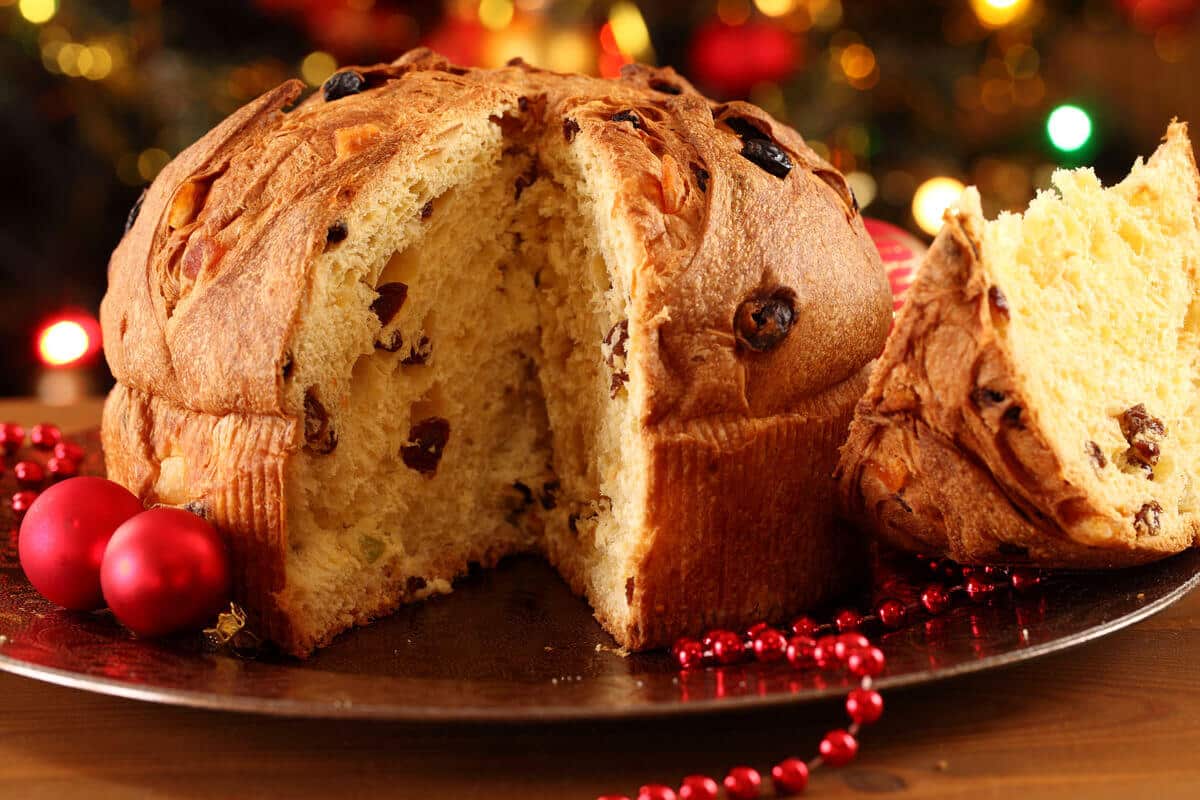 Panettone Weihnachtskuchen mit Rosinen und kandierten Früchten