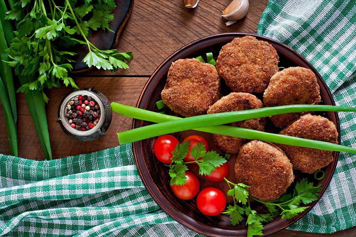 Panierte Buletten aus gebratenem Rinderhackfleisch mit Kartoffeln