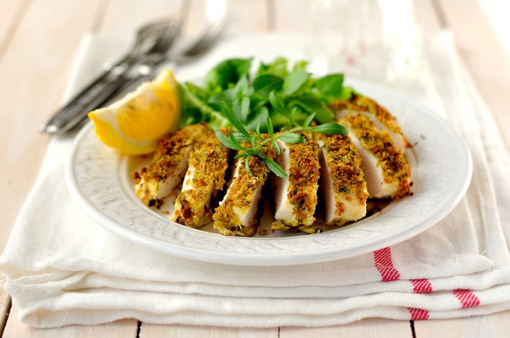 Panierte Hähnchenbrust mit Parmesan und Kräutern im Backofen