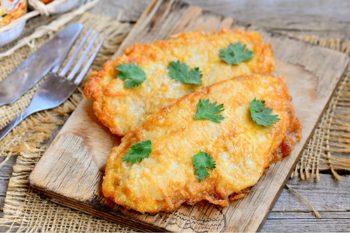 Panierte Putenschnitzel mit Käse und Knoblauch