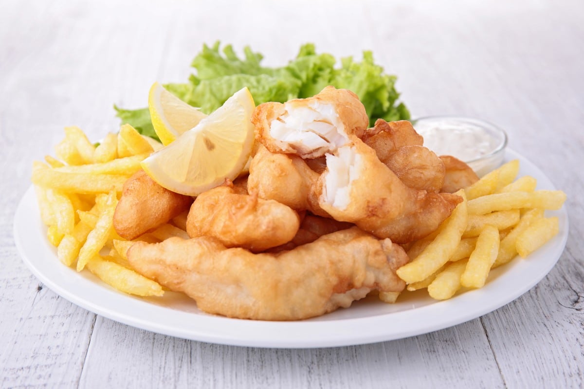 Panierter Fisch mit Mayonnaise und Eiern