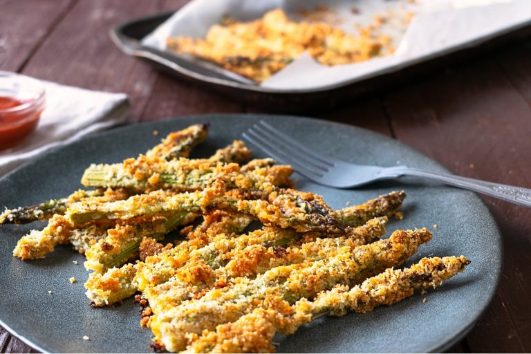 Panierter grüner Spargel mit Parmesan aus dem Backofen