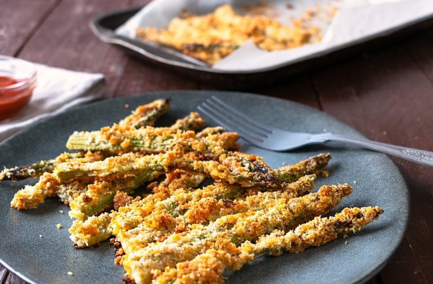 Panierter grüner Spargel mit Parmesan aus dem Backofen
