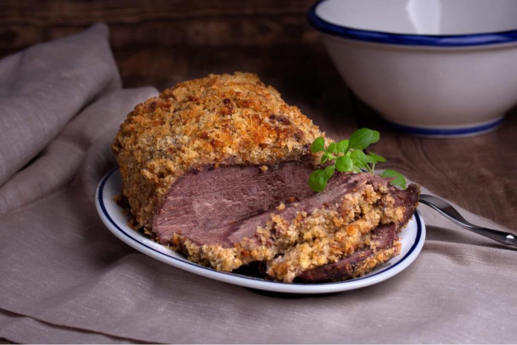 Paniertes Rindfleisch mit Zwiebeln und italienischen Kräutern
