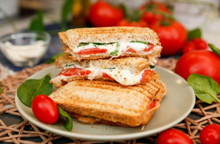 Panini Sandwich mit Tomaten, Mozzarella und Spinat