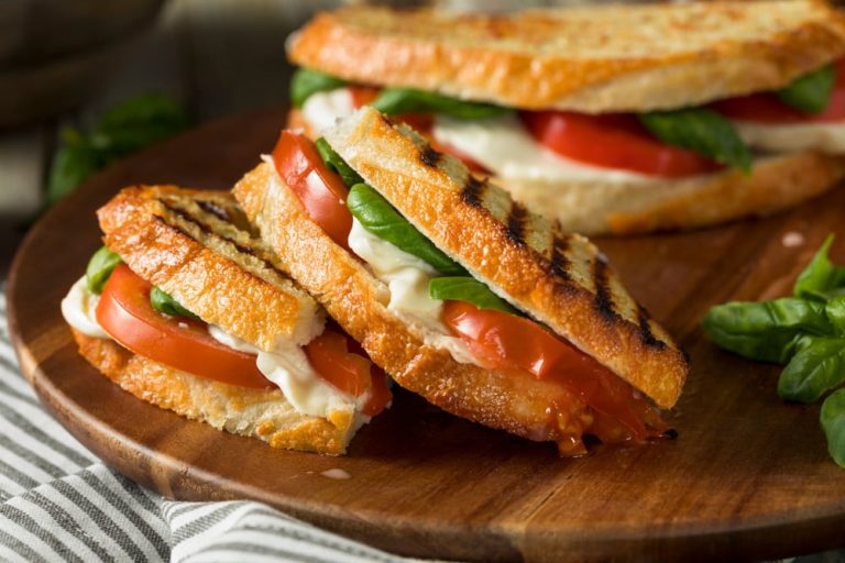 Panini Sandwiches mit Tomaten und Mozzarella Panini Sandwiches mit Tomaten und Mozzarella