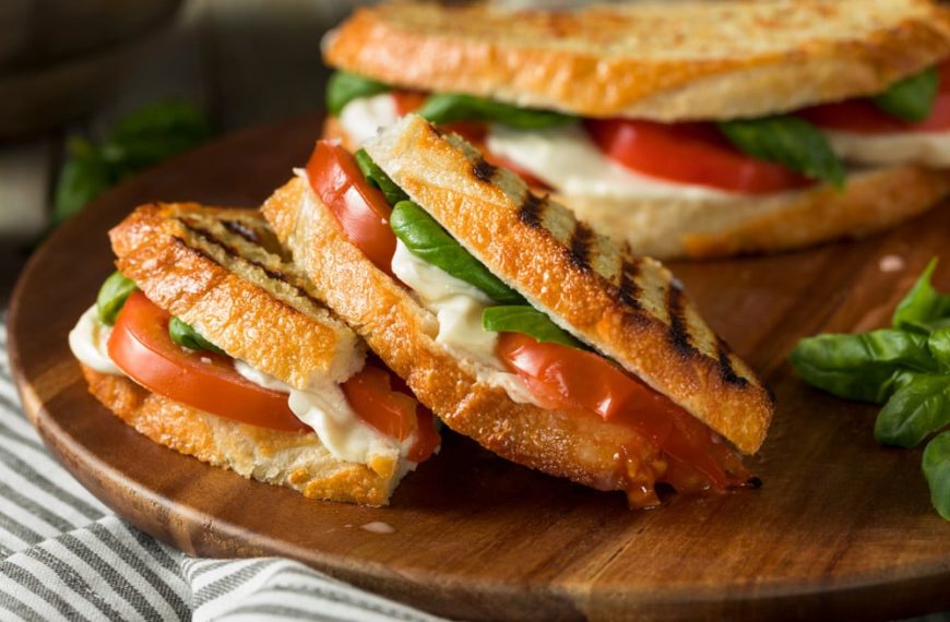 Panini Sandwiches mit Tomaten und Mozzarella