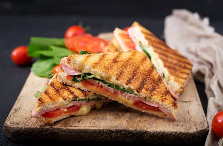 Panini mit Schinken, Tomaten und Käse überbacken