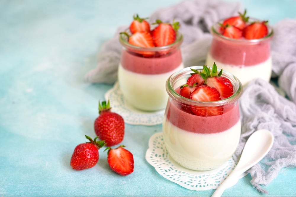 Panna Cotta mit Erdbeersoße und Sahnecreme