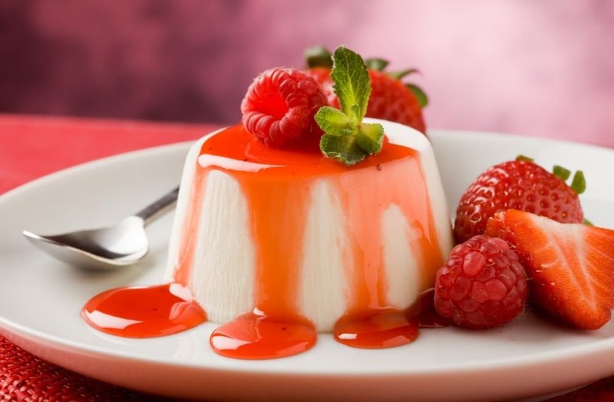 Pannacotta Dessert mit Erdbeersauce