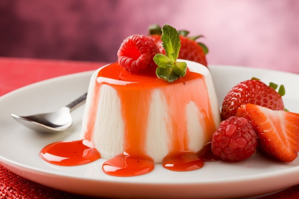 Pannacotta Dessert mit Erdbeersauce