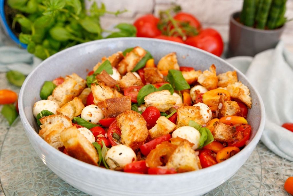 Panzanella Tomatensalat - Italienischer Brotsalat