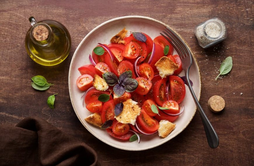 Panzanella Tomaten Brot Salat aus der Italienischen Küche