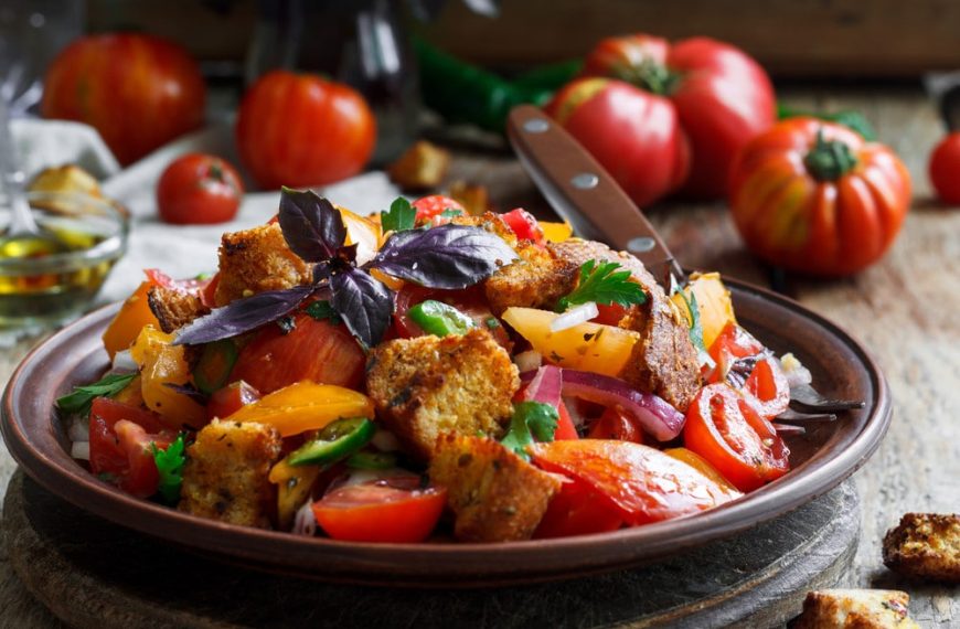 Panzanella Tomatensalat – Italienischer Brotsalat