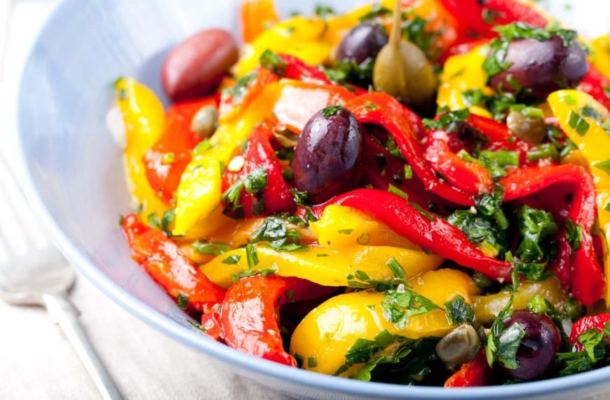 Paprika Antipasti mit Knoblauch und Koriander zum Gegrillten