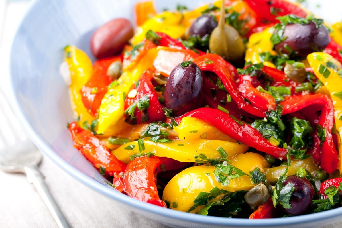 Paprika Antipasti mit Knoblauch und Koriander zum Gegrillten