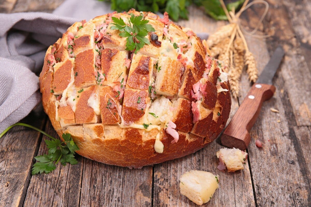 Partybrot - gefülltes Zupfbrot mit Käse und Schinken