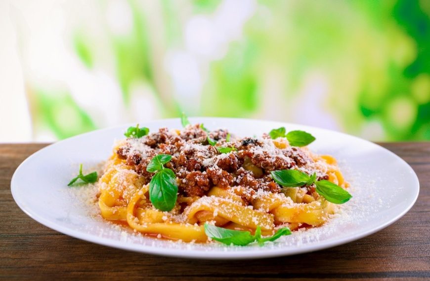 Pasta Bolognese aus Hackfleischsoße auf Bandnudeln
